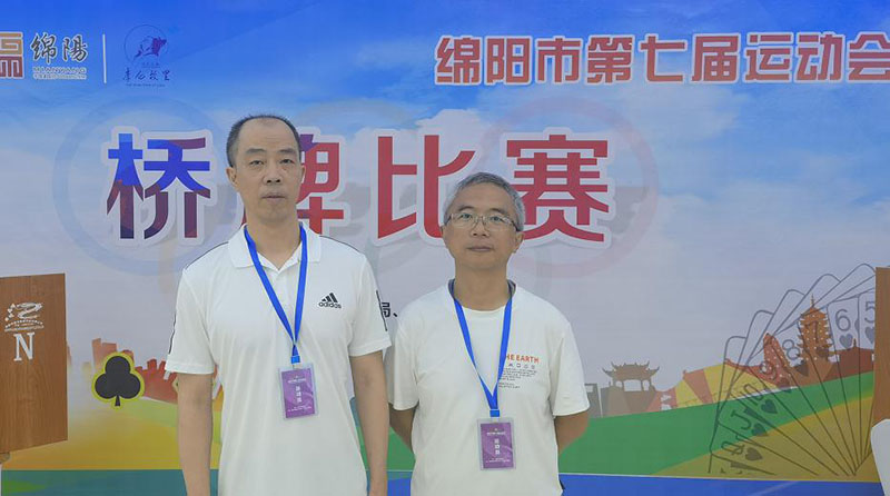 承辦的市屬國企代表隊長虹職工周翔（右）與隊友梁勇 獲橋牌公開雙人比賽行業組亞軍.jpg